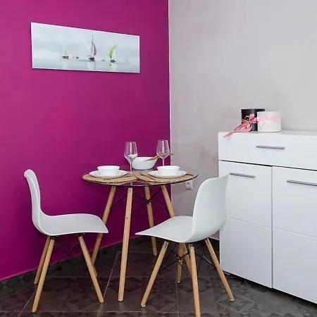 The Purplish 2-bd In Center Apartment