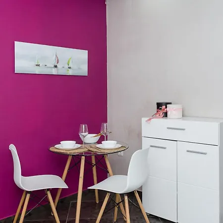 The Purplish 2-bd In Center Apartment