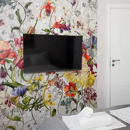 The Purplish 2-bd In Center Apartment